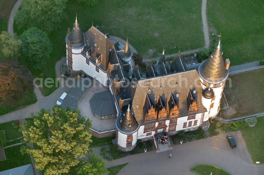 Aerial photograph Klink / Müritz - Sonnenaufgang am Schloßpark und das Schloßhotel Klink im gleichnamigen Erholungsort am Ufer der Müritz in Mecklenburg-Vorpommern. Castle Park and the Castle Hotel in Klink same resort on the shores of Lake Müritz in Mecklenburg-Vorpommern.