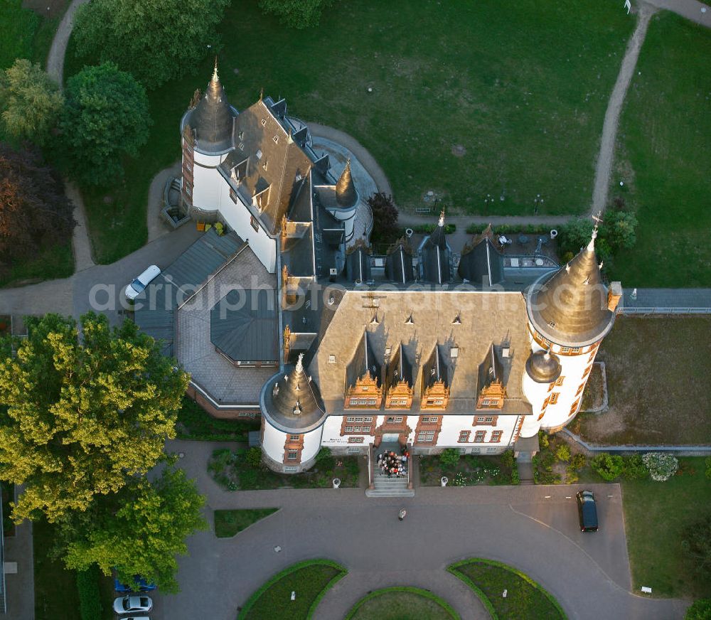 Klink / Müritz from the bird's eye view: Sonnenaufgang am Schloßpark und das Schloßhotel Klink im gleichnamigen Erholungsort am Ufer der Müritz in Mecklenburg-Vorpommern. Castle Park and the Castle Hotel in Klink same resort on the shores of Lake Müritz in Mecklenburg-Vorpommern.