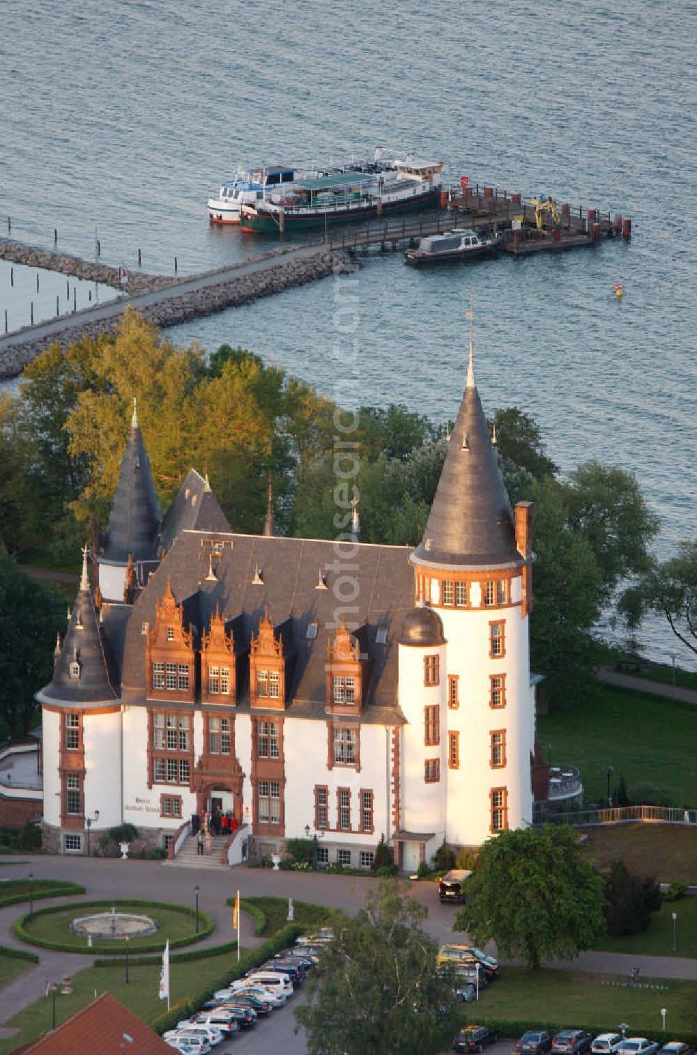 Aerial photograph Klink / Müritz - Sonnenaufgang am Schloßpark und das Schloßhotel Klink im gleichnamigen Erholungsort am Ufer der Müritz in Mecklenburg-Vorpommern. Castle Park and the Castle Hotel in Klink same resort on the shores of Lake Müritz in Mecklenburg-Vorpommern.