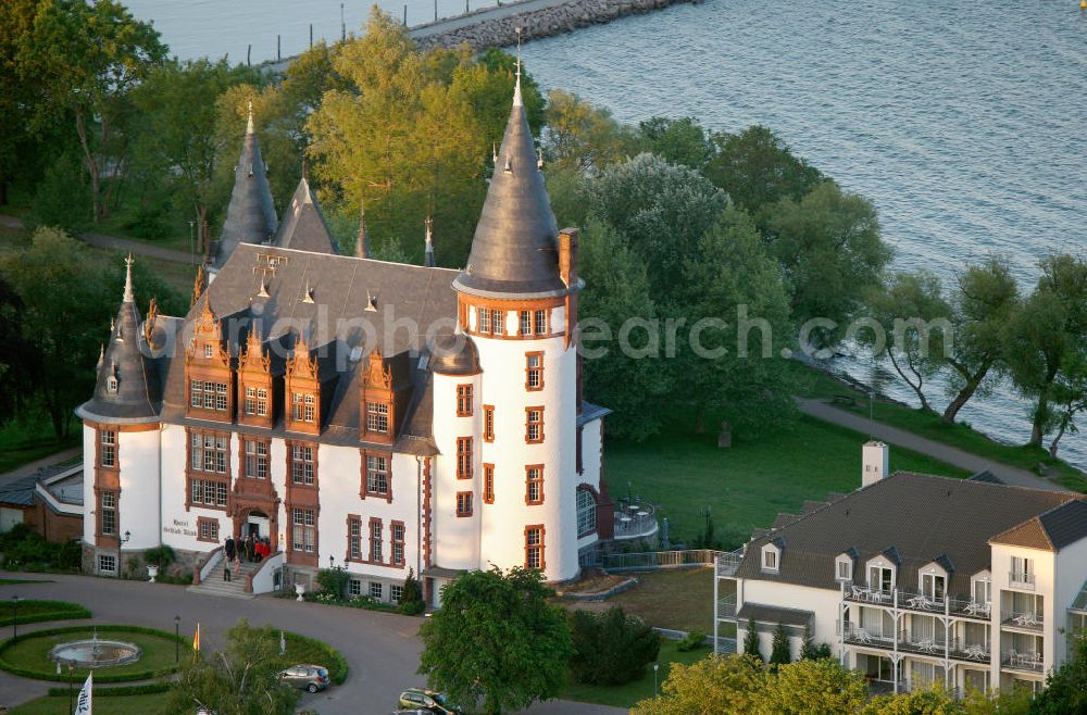 Klink / Müritz from above - Sonnenaufgang am Schloßpark und das Schloßhotel Klink im gleichnamigen Erholungsort am Ufer der Müritz in Mecklenburg-Vorpommern. Castle Park and the Castle Hotel in Klink same resort on the shores of Lake Müritz in Mecklenburg-Vorpommern.