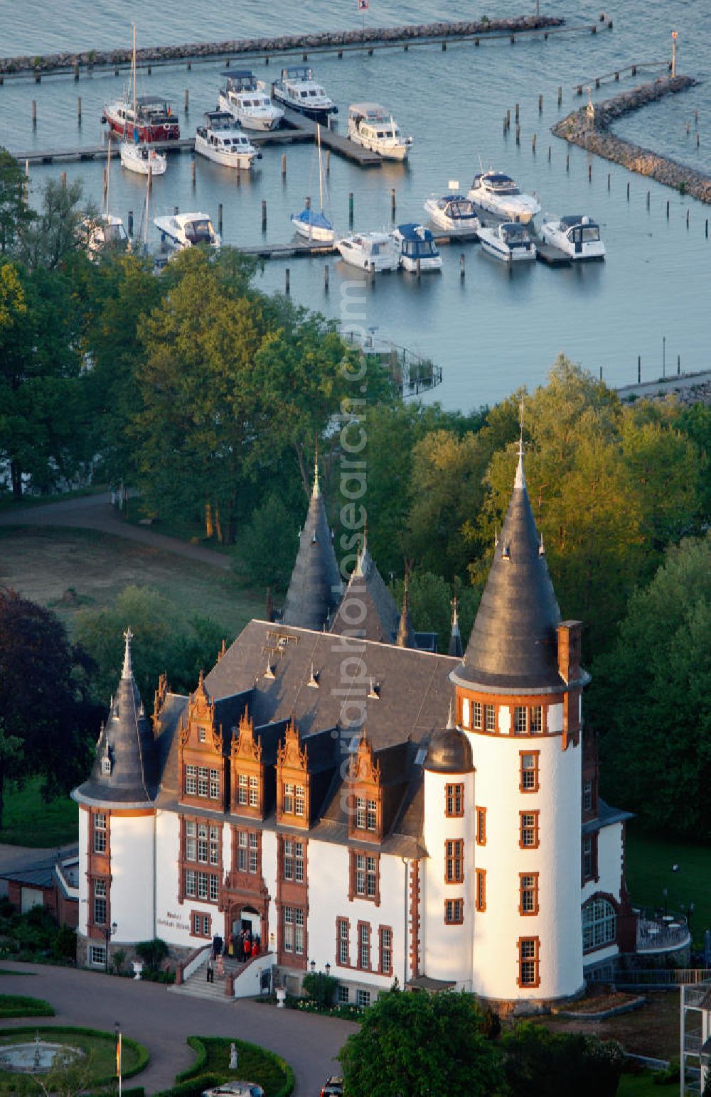 Klink / Müritz from the bird's eye view: Sonnenaufgang am Schloßpark und das Schloßhotel Klink im gleichnamigen Erholungsort am Ufer der Müritz in Mecklenburg-Vorpommern. Castle Park and the Castle Hotel in Klink same resort on the shores of Lake Müritz in Mecklenburg-Vorpommern.