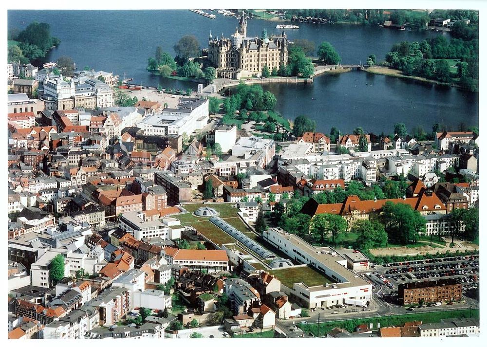 Schwerin / MV from the bird's eye view: Schloßparkcenter der ECE in Schwerin / Mecklenburg - Vorpommern 10.05.02