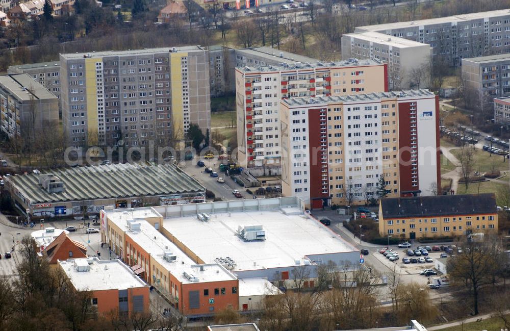 Aerial photograph Berlin - Blick auf die neue Schlossparkpassage an der Walter-Friedrich-Straße. Hier enstand zu Beginn des Jahres eine neue Einkaufslandschaft mit u.a. Kaufland, welches die größte Fläche einimmt. Kaufland in der Schlossparkpassage, Walter-Friedrich-Straße 4, 13125 Berlin, 030/94393618-0,