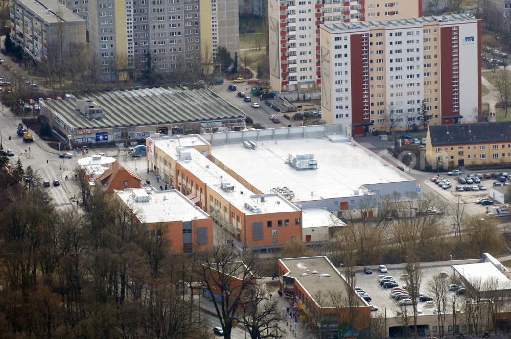 Berlin from above - Blick auf die neue Schlossparkpassage an der Walter-Friedrich-Straße. Hier enstand zu Beginn des Jahres eine neue Einkaufslandschaft mit u.a. Kaufland, welches die größte Fläche einimmt. Kaufland in der Schlossparkpassage, Walter-Friedrich-Straße 4, 13125 Berlin, 030/94393618-0,