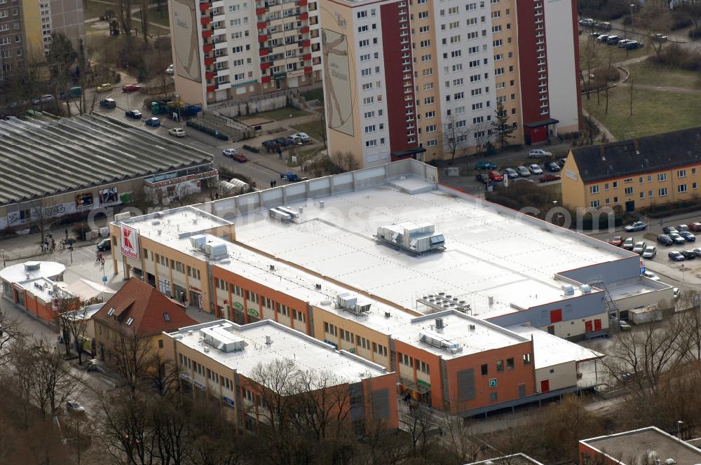 Berlin from the bird's eye view: Blick auf die neue Schlossparkpassage an der Walter-Friedrich-Straße. Hier enstand zu Beginn des Jahres eine neue Einkaufslandschaft mit u.a. Kaufland, welches die größte Fläche einimmt. Kaufland in der Schlossparkpassage, Walter-Friedrich-Straße 4, 13125 Berlin, 030/94393618-0,