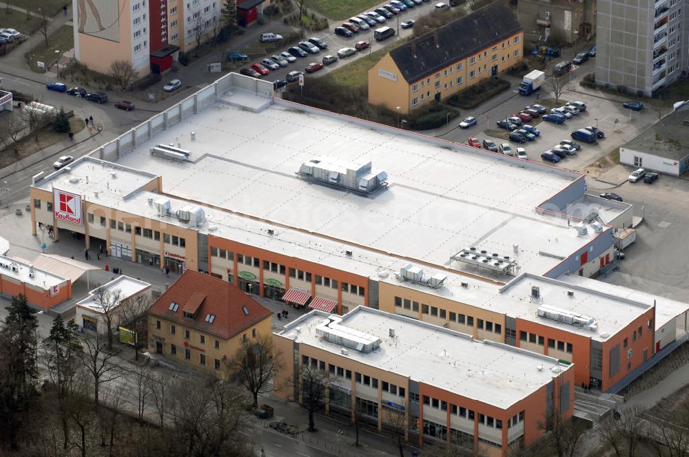 Aerial image Berlin - Blick auf die neue Schlossparkpassage an der Walter-Friedrich-Straße. Hier enstand zu Beginn des Jahres eine neue Einkaufslandschaft mit u.a. Kaufland, welches die größte Fläche einimmt. Kaufland in der Schlossparkpassage, Walter-Friedrich-Straße 4, 13125 Berlin, 030/94393618-0,