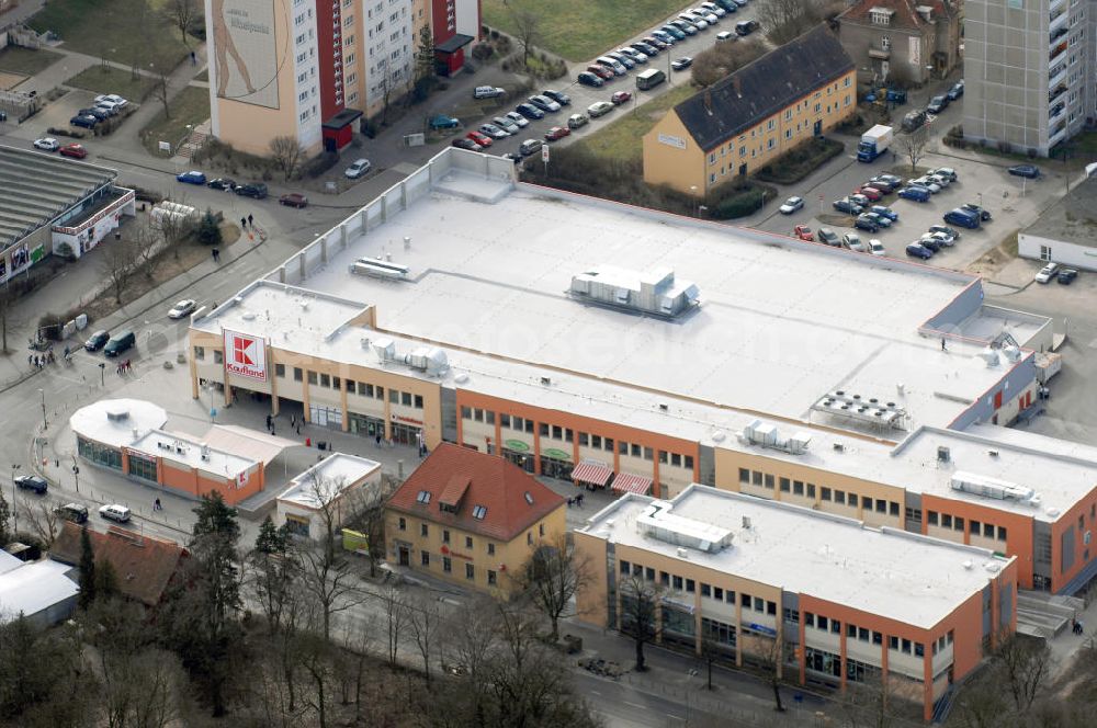 Aerial photograph Berlin - Blick auf die neue Schlossparkpassage an der Walter-Friedrich-Straße. Hier enstand zu Beginn des Jahres eine neue Einkaufslandschaft mit u.a. Kaufland, welches die größte Fläche einimmt. Kaufland in der Schlossparkpassage, Walter-Friedrich-Straße 4, 13125 Berlin, 030/94393618-0,