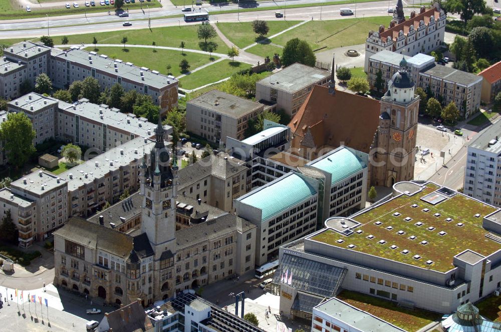 Aerial photograph Dessau-Roßlau - Blick auf den Schloßplatz / die Zerbster Straße mit dem Dessauer Rathaus im Vordergrund und der Schloßkirche St. Marien, auch Marienkirche.