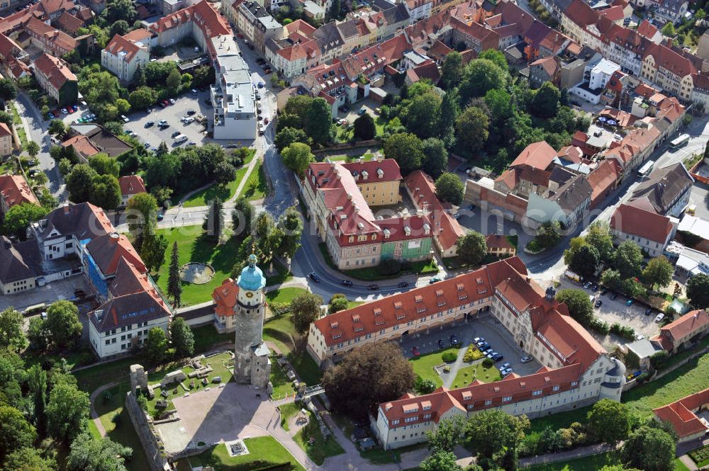 Aerial photograph Arnstadt - Blick über den Schlossplatz in Arnstadt, südlich von Erfurt in Thüringen, mit dem Landratsamt Ilm-Kreis, der Ruine des ehemaligen Wasserschlosses Neideck mit restauriertem Turm und dem Schlossmuseum, welches u.a. die einzigartige Puppensammlung Mon plaisir beherbergt. View over castle square in Arnstadt, south of Erfurt in Thuringia, with administrative district office Ilm-Kreis, ruins of former water castle Neideck with restored tower and castle museum, in which unique doll collection Mon plaisir is located.