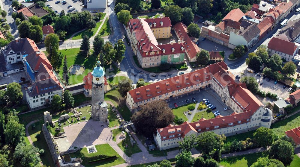 Arnstadt from above - Blick über den Schlossplatz in Arnstadt, südlich von Erfurt in Thüringen, mit dem Landratsamt Ilm-Kreis, der Ruine des ehemaligen Wasserschlosses Neideck mit restauriertem Turm und dem Schlossmuseum, welches u.a. die einzigartige Puppensammlung Mon plaisir beherbergt. View over castle square in Arnstadt, south of Erfurt in Thuringia, with administrative district office Ilm-Kreis, ruins of former water castle Neideck with restored tower and castle museum, in which unique doll collection Mon plaisir is located.