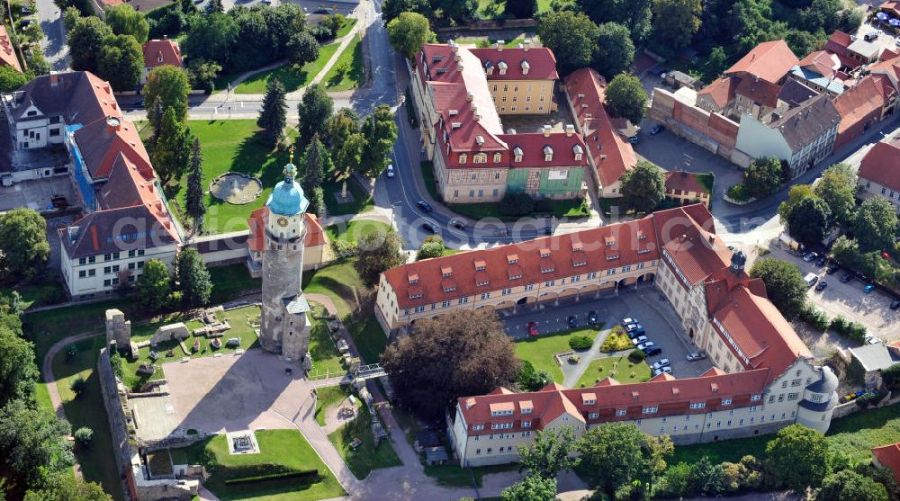 Arnstadt from the bird's eye view: Blick über den Schlossplatz in Arnstadt, südlich von Erfurt in Thüringen, mit dem Landratsamt Ilm-Kreis, der Ruine des ehemaligen Wasserschlosses Neideck mit restauriertem Turm und dem Schlossmuseum, welches u.a. die einzigartige Puppensammlung Mon plaisir beherbergt. View over castle square in Arnstadt, south of Erfurt in Thuringia, with administrative district office Ilm-Kreis, ruins of former water castle Neideck with restored tower and castle museum, in which unique doll collection Mon plaisir is located.