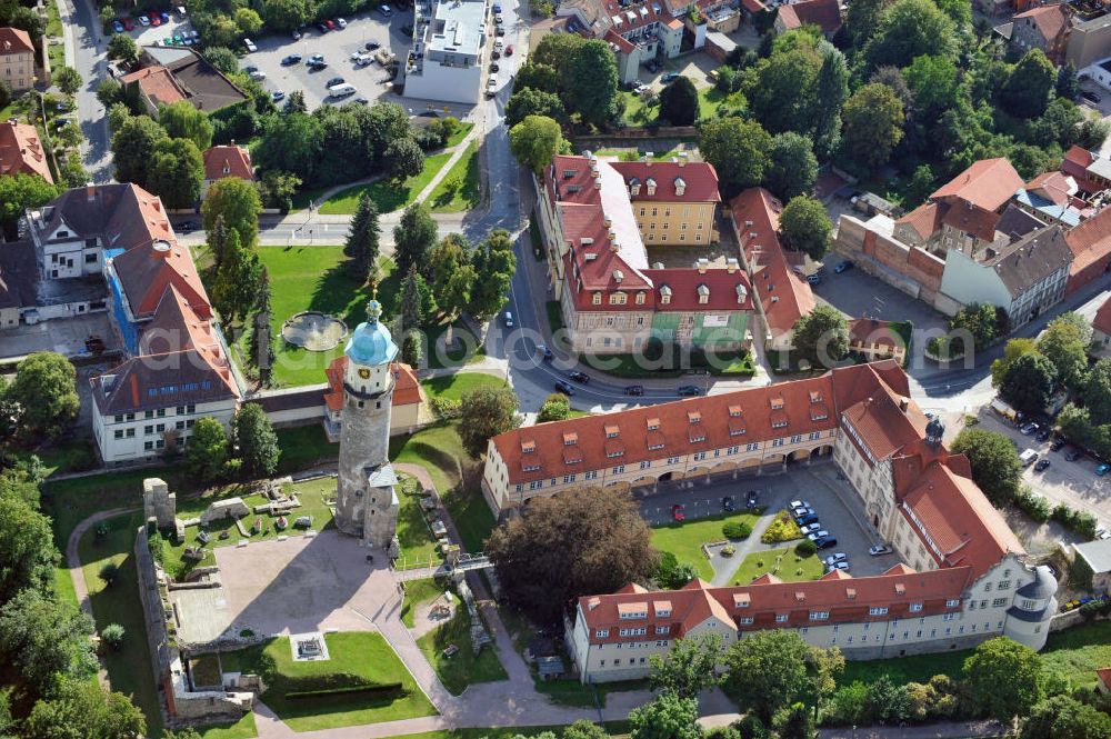 Aerial image Arnstadt - Blick über den Schlossplatz in Arnstadt, südlich von Erfurt in Thüringen, mit dem Landratsamt Ilm-Kreis, der Ruine des ehemaligen Wasserschlosses Neideck mit restauriertem Turm und dem Schlossmuseum, welches u.a. die einzigartige Puppensammlung Mon plaisir beherbergt. View over castle square in Arnstadt, south of Erfurt in Thuringia, with administrative district office Ilm-Kreis, ruins of former water castle Neideck with restored tower and castle museum, in which unique doll collection Mon plaisir is located.