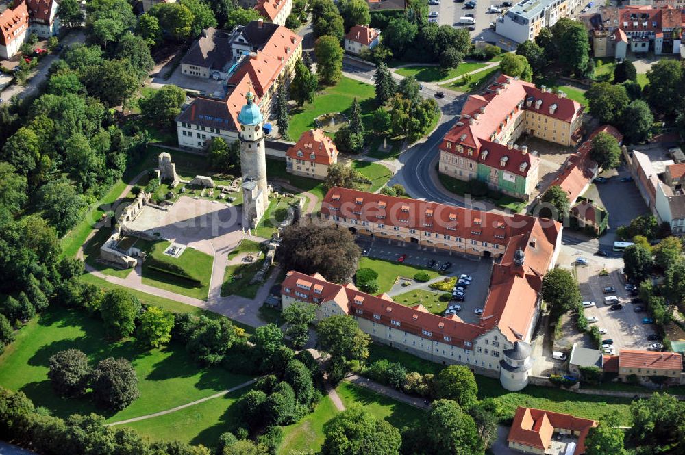 Aerial photograph Arnstadt - Blick über den Schlossplatz in Arnstadt, südlich von Erfurt in Thüringen, mit dem Landratsamt Ilm-Kreis, der Ruine des ehemaligen Wasserschlosses Neideck mit restauriertem Turm und dem Schlossmuseum, welches u.a. die einzigartige Puppensammlung Mon plaisir beherbergt. View over castle square in Arnstadt, south of Erfurt in Thuringia, with administrative district office Ilm-Kreis, ruins of former water castle Neideck with restored tower and castle museum, in which unique doll collection Mon plaisir is located.