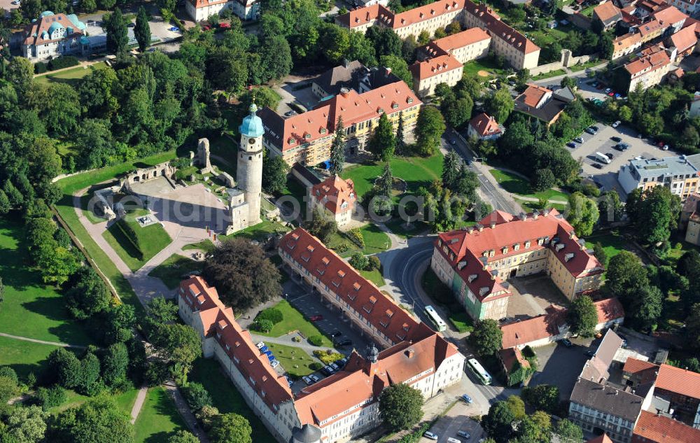 Arnstadt from the bird's eye view: Blick über den Schlossplatz in Arnstadt, südlich von Erfurt in Thüringen, mit dem Landratsamt Ilm-Kreis, der Ruine des ehemaligen Wasserschlosses Neideck mit restauriertem Turm und dem Schlossmuseum, welches u.a. die einzigartige Puppensammlung Mon plaisir beherbergt. View over castle square in Arnstadt, south of Erfurt in Thuringia, with administrative district office Ilm-Kreis, ruins of former water castle Neideck with restored tower and castle museum, in which unique doll collection Mon plaisir is located.