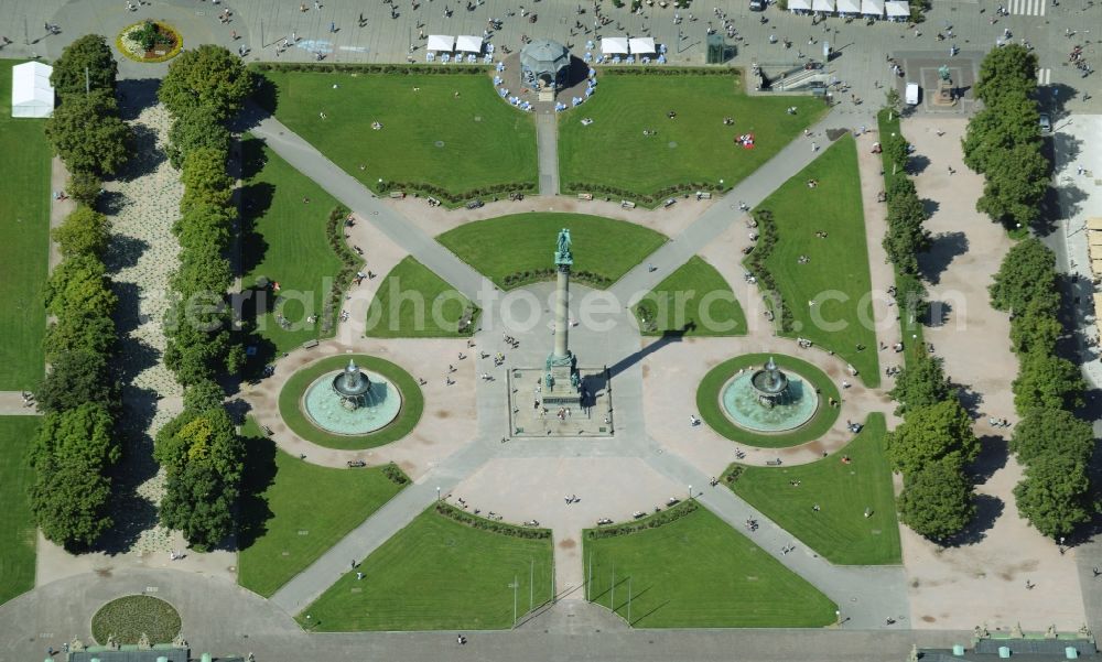 Stuttgart from the bird's eye view: Ensemble space Schlossplatz in the inner city center in Stuttgart in the state Baden-Wuerttemberg