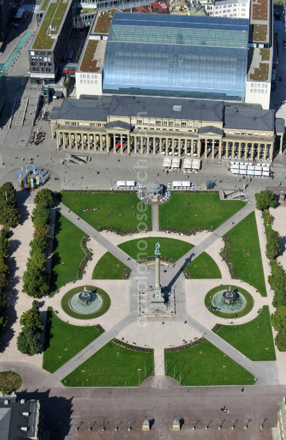 Aerial image Stuttgart - Der Schlossplatz, der Königsbau und die Königsbau-Passagen an der Königstraße in Stuttgart in Baden-Württemberg. The Schlossplatz, the Koenigsbau and the Koenigsbau-Passagen at the street Koenigstrasse in Stuttgart in Baden-Wuerttemberg.