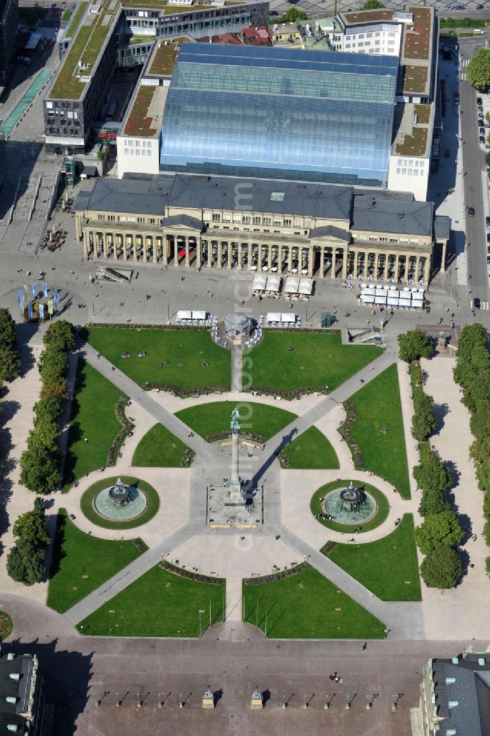 Aerial photograph Stuttgart - Der Schlossplatz, der Königsbau und die Königsbau-Passagen an der Königstraße in Stuttgart in Baden-Württemberg. The Schlossplatz, the Koenigsbau and the Koenigsbau-Passagen at the street Koenigstrasse in Stuttgart in Baden-Wuerttemberg.