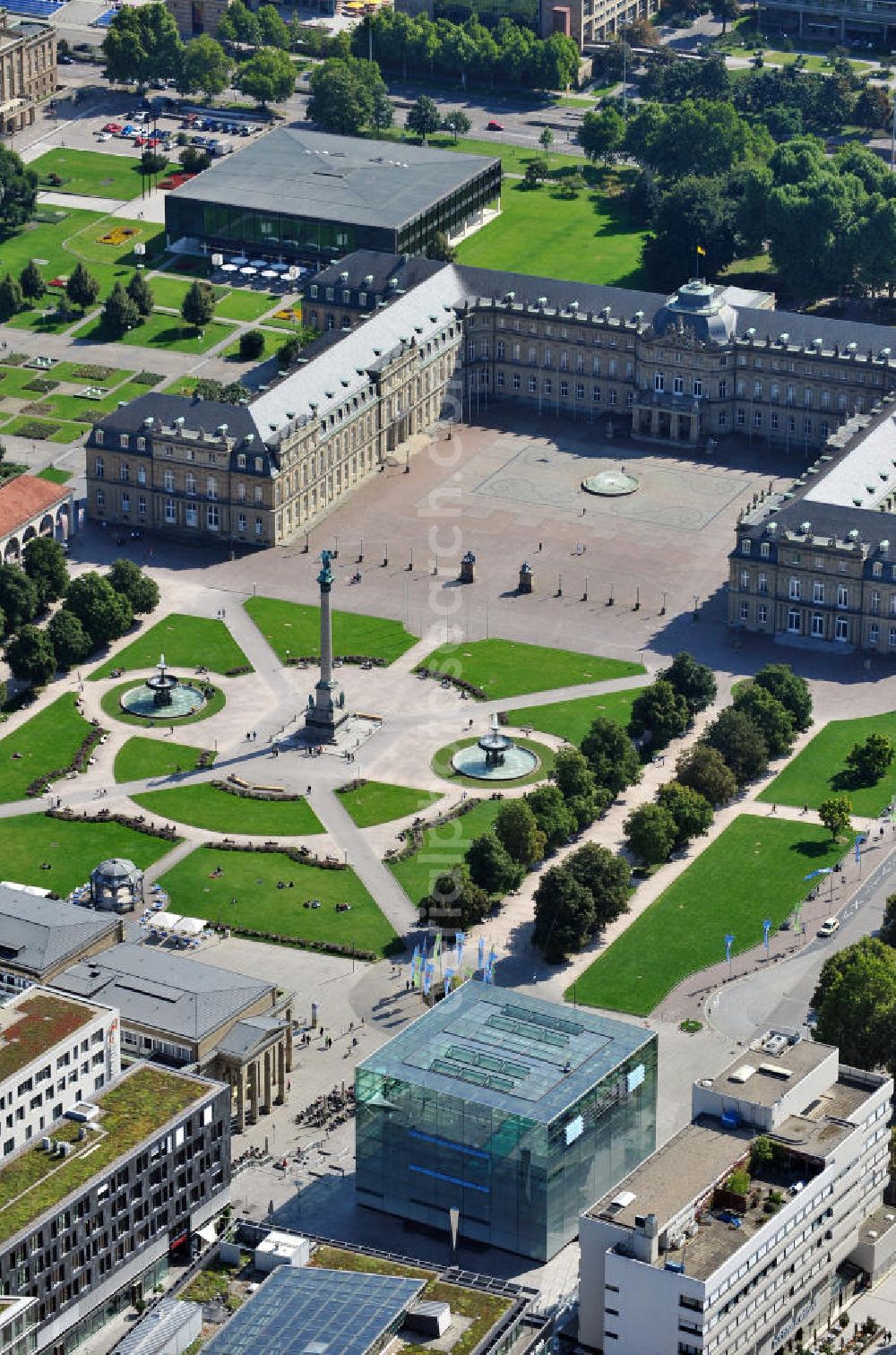 Stuttgart from the bird's eye view: Der Schlossplatz, der größte Platz im Zentrum Stuttgarts, und das Neue Schloss bilden zusammen den Mittelpunkt der Stadt Stuttgart in Baden-Württemberg. The Schlossplatz and the Neues Schloss in Stuttgart in Baden-Wuerttemberg. This place is the center / centre of Stuttgart.