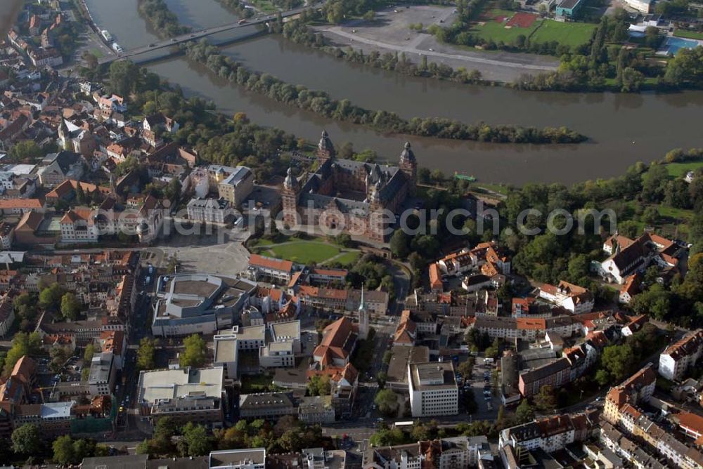 Aerial image Aschaffenburg - Blick auf den Schlossplatz mit Schloss Johannisburg am Main und dem Marktplatz. Das bedeutende Renaissanceschloss wurde von Georg Ridinger erbaut. Kontakt: Schloss- und Gartenverwaltung Aschaffenburg, Schlossplatz 4, 63739 Aschaffenburg Tel.: (0 60 21) 3 86 57-0