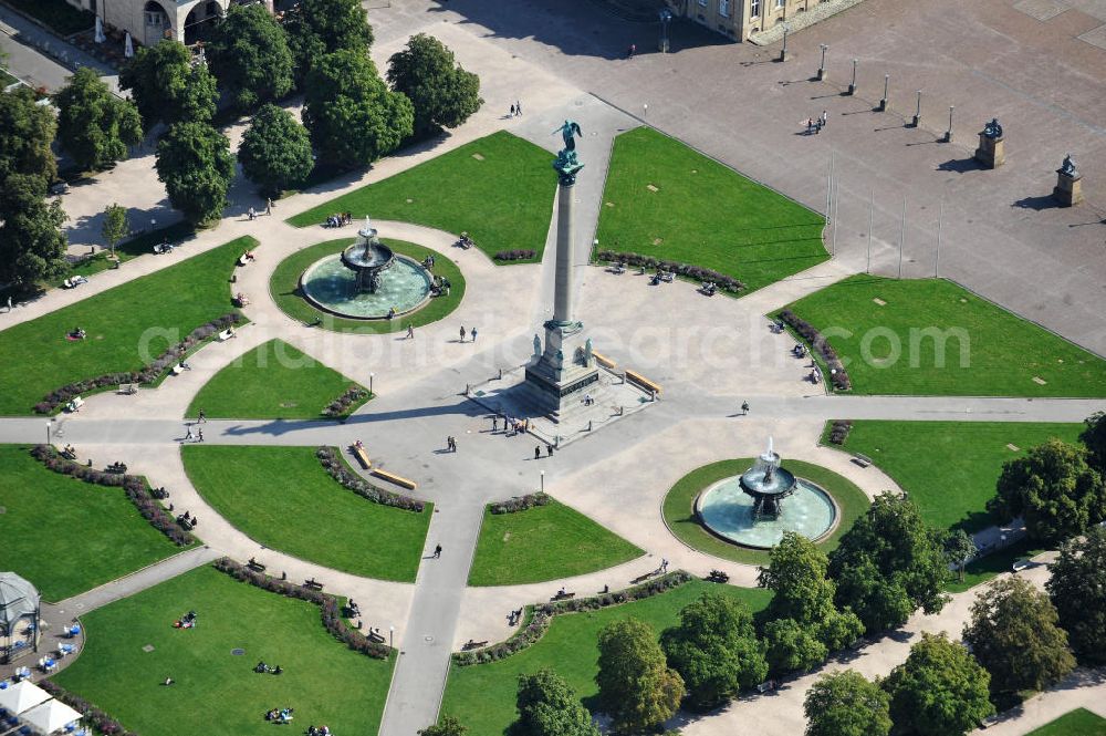 Stuttgart from the bird's eye view: Der Schlossplatz im Zentrum der Stadt Stuttgart in Baden-Württemberg. Im Zentrum des Platzes befindet sich eine Jubiläumssäule mit einer Figur der Göttin Concordia. The Schlossplatz in the middle of the town Stuttgart in Baden-Wuerttemberg.