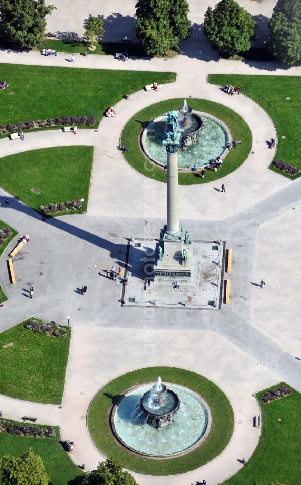 Aerial photograph Stuttgart - Der Schlossplatz im Zentrum der Stadt Stuttgart in Baden-Württemberg. Im Zentrum des Platzes befindet sich eine Jubiläumssäule mit einer Figur der Göttin Concordia. The Schlossplatz in the middle of the town Stuttgart in Baden-Wuerttemberg.