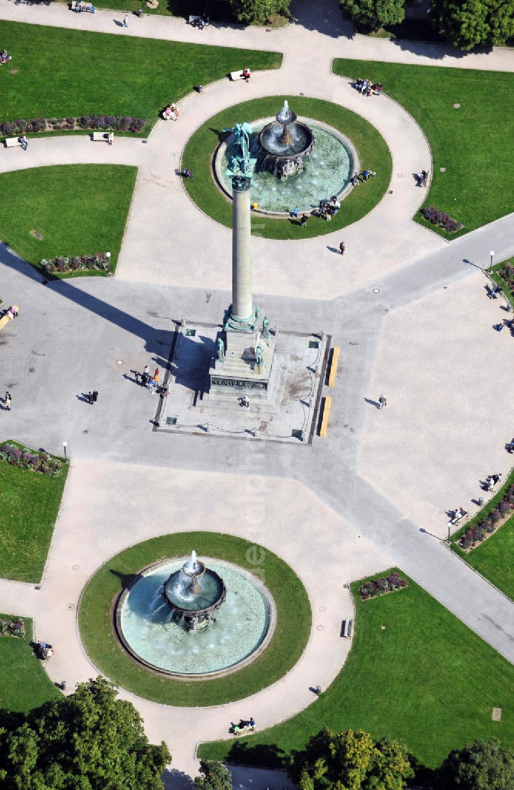 Stuttgart from above - Der Schlossplatz im Zentrum der Stadt Stuttgart in Baden-Württemberg. Im Zentrum des Platzes befindet sich eine Jubiläumssäule mit einer Figur der Göttin Concordia. The Schlossplatz in the middle of the town Stuttgart in Baden-Wuerttemberg.