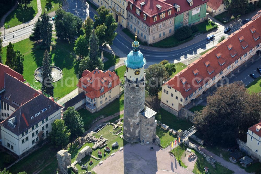 Aerial image Arnstadt - Areal um das Schloss Neideck am nord-östlichen Altstadtrand der Kreisstadt Arnstadt südlich von Erfurt, Thüringen. Bis auf den Schlossturm ist das ehemalige Wasserschloss im Stil der Renaissance nur noch als Ruine erhalten. Der 65 Meter hohe Turm mit kupferbeschlagener Haube und Helm wurde 1998/99 restauriert und ist begehbar. In den letzten Jahren konnte auch die Sicherung und Erhaltung der Neideckruine fortgesetzt werden. Area around castle Schloß Neideck at northeastern old city of county town Arnstadt in south of Erfurt, Thuringia. Apart from the tower, the former water castle in Renaissance style is only remained as a ruin. Accessible 65 metres high tower with copper-bottomed cap and spire was restored in 1998/99. Through the last years preservation of ruinous castle was continued.