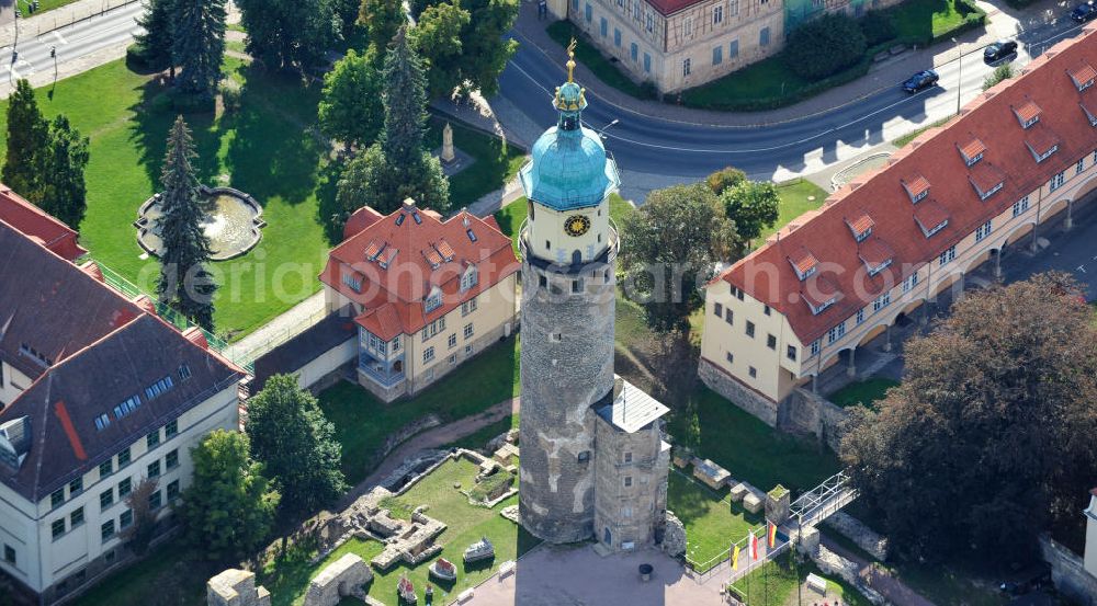 Aerial photograph Arnstadt - Areal um das Schloss Neideck am nord-östlichen Altstadtrand der Kreisstadt Arnstadt südlich von Erfurt, Thüringen. Bis auf den Schlossturm ist das ehemalige Wasserschloss im Stil der Renaissance nur noch als Ruine erhalten. Der 65 Meter hohe Turm mit kupferbeschlagener Haube und Helm wurde 1998/99 restauriert und ist begehbar. In den letzten Jahren konnte auch die Sicherung und Erhaltung der Neideckruine fortgesetzt werden. Area around castle Schloß Neideck at northeastern old city of county town Arnstadt in south of Erfurt, Thuringia. Apart from the tower, the former water castle in Renaissance style is only remained as a ruin. Accessible 65 metres high tower with copper-bottomed cap and spire was restored in 1998/99. Through the last years preservation of ruinous castle was continued.