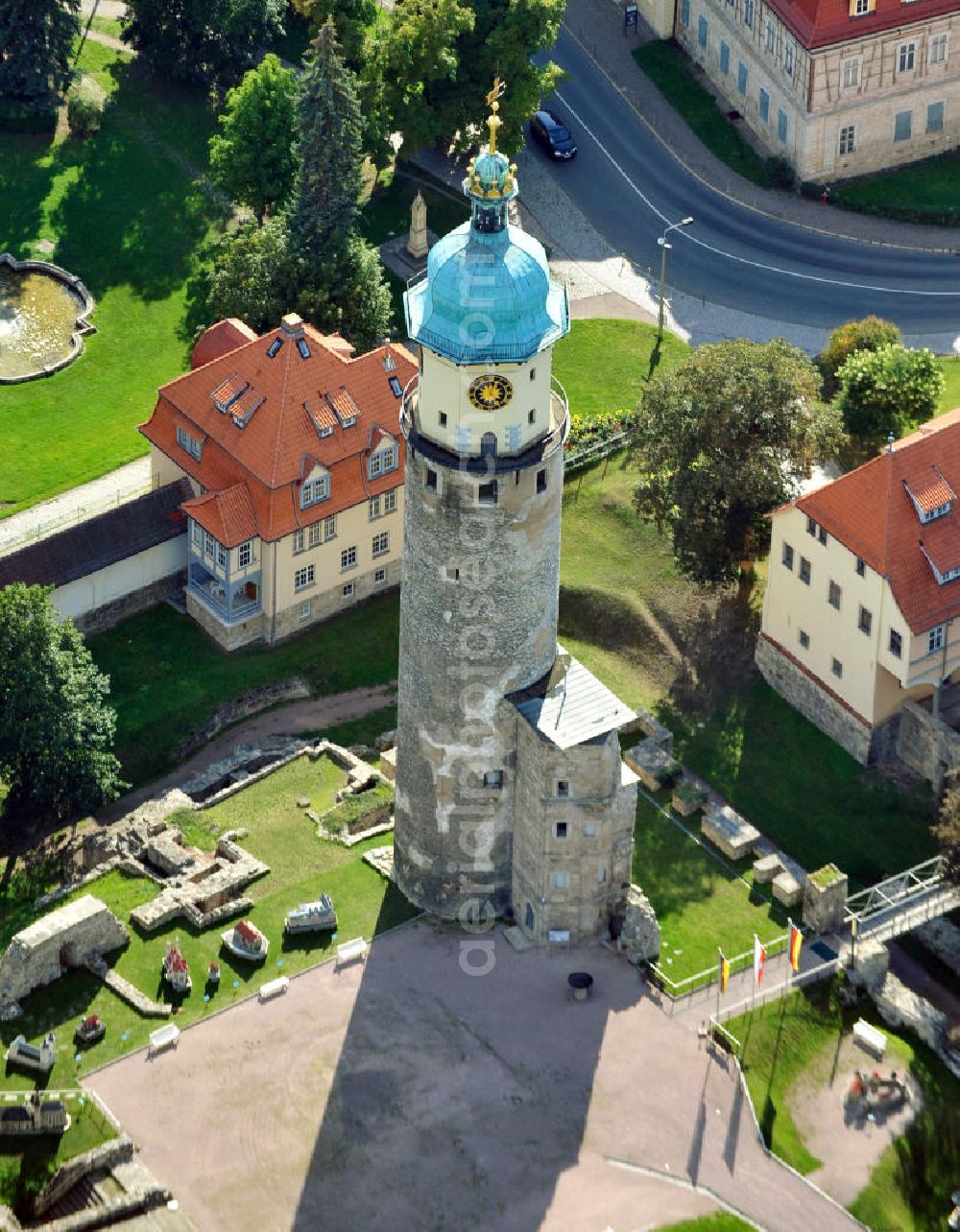 Arnstadt from above - Areal um das Schloss Neideck am nord-östlichen Altstadtrand der Kreisstadt Arnstadt südlich von Erfurt, Thüringen. Bis auf den Schlossturm ist das ehemalige Wasserschloss im Stil der Renaissance nur noch als Ruine erhalten. Der 65 Meter hohe Turm mit kupferbeschlagener Haube und Helm wurde 1998/99 restauriert und ist begehbar. In den letzten Jahren konnte auch die Sicherung und Erhaltung der Neideckruine fortgesetzt werden. Area around castle Schloß Neideck at northeastern old city of county town Arnstadt in south of Erfurt, Thuringia. Apart from the tower, the former water castle in Renaissance style is only remained as a ruin. Accessible 65 metres high tower with copper-bottomed cap and spire was restored in 1998/99. Through the last years preservation of ruinous castle was continued.