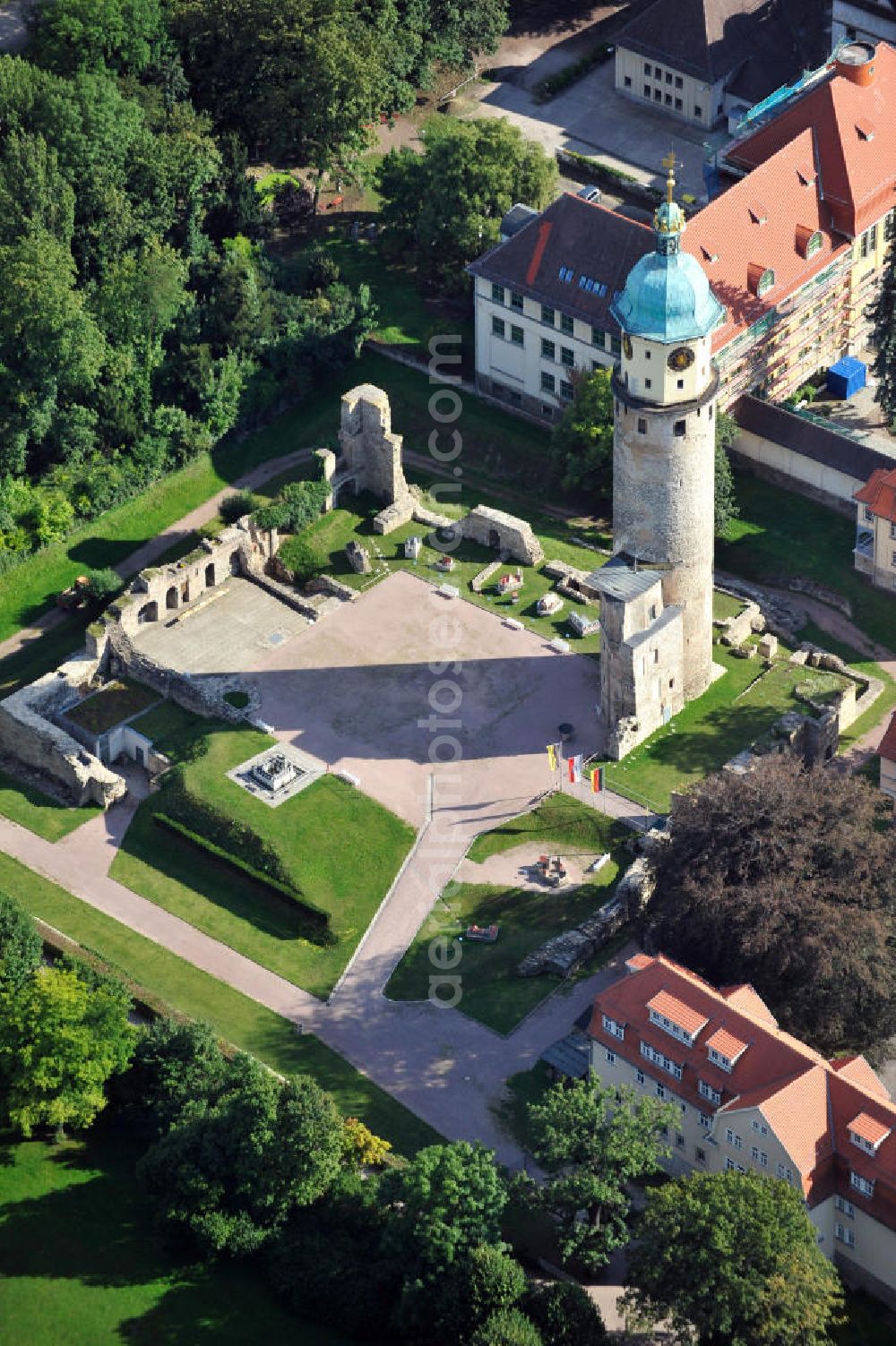 Arnstadt from the bird's eye view: Areal um das Schloss Neideck am nord-östlichen Altstadtrand der Kreisstadt Arnstadt südlich von Erfurt, Thüringen. Bis auf den Schlossturm ist das ehemalige Wasserschloss im Stil der Renaissance nur noch als Ruine erhalten. Der 65 Meter hohe Turm mit kupferbeschlagener Haube und Helm wurde 1998/99 restauriert und ist begehbar. In den letzten Jahren konnte auch die Sicherung und Erhaltung der Neideckruine fortgesetzt werden. Area around castle Schloß Neideck at northeastern old city of county town Arnstadt in south of Erfurt, Thuringia. Apart from the tower, the former water castle in Renaissance style is only remained as a ruin. Accessible 65 metres high tower with copper-bottomed cap and spire was restored in 1998/99. Through the last years preservation of ruinous castle was continued.