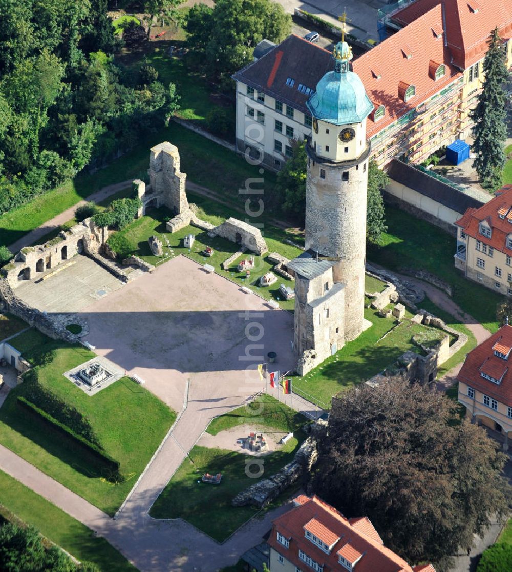 Aerial image Arnstadt - Areal um das Schloss Neideck am nord-östlichen Altstadtrand der Kreisstadt Arnstadt südlich von Erfurt, Thüringen. Bis auf den Schlossturm ist das ehemalige Wasserschloss im Stil der Renaissance nur noch als Ruine erhalten. Der 65 Meter hohe Turm mit kupferbeschlagener Haube und Helm wurde 1998/99 restauriert und ist begehbar. In den letzten Jahren konnte auch die Sicherung und Erhaltung der Neideckruine fortgesetzt werden. Area around castle Schloß Neideck at northeastern old city of county town Arnstadt in south of Erfurt, Thuringia. Apart from the tower, the former water castle in Renaissance style is only remained as a ruin. Accessible 65 metres high tower with copper-bottomed cap and spire was restored in 1998/99. Through the last years preservation of ruinous castle was continued.