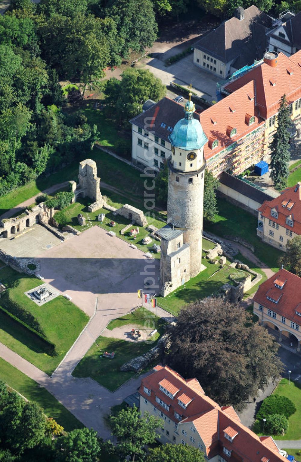 Aerial photograph Arnstadt - Areal um das Schloss Neideck am nord-östlichen Altstadtrand der Kreisstadt Arnstadt südlich von Erfurt, Thüringen. Bis auf den Schlossturm ist das ehemalige Wasserschloss im Stil der Renaissance nur noch als Ruine erhalten. Der 65 Meter hohe Turm mit kupferbeschlagener Haube und Helm wurde 1998/99 restauriert und ist begehbar. In den letzten Jahren konnte auch die Sicherung und Erhaltung der Neideckruine fortgesetzt werden. Area around castle Schloß Neideck at northeastern old city of county town Arnstadt in south of Erfurt, Thuringia. Apart from the tower, the former water castle in Renaissance style is only remained as a ruin. Accessible 65 metres high tower with copper-bottomed cap and spire was restored in 1998/99. Through the last years preservation of ruinous castle was continued.