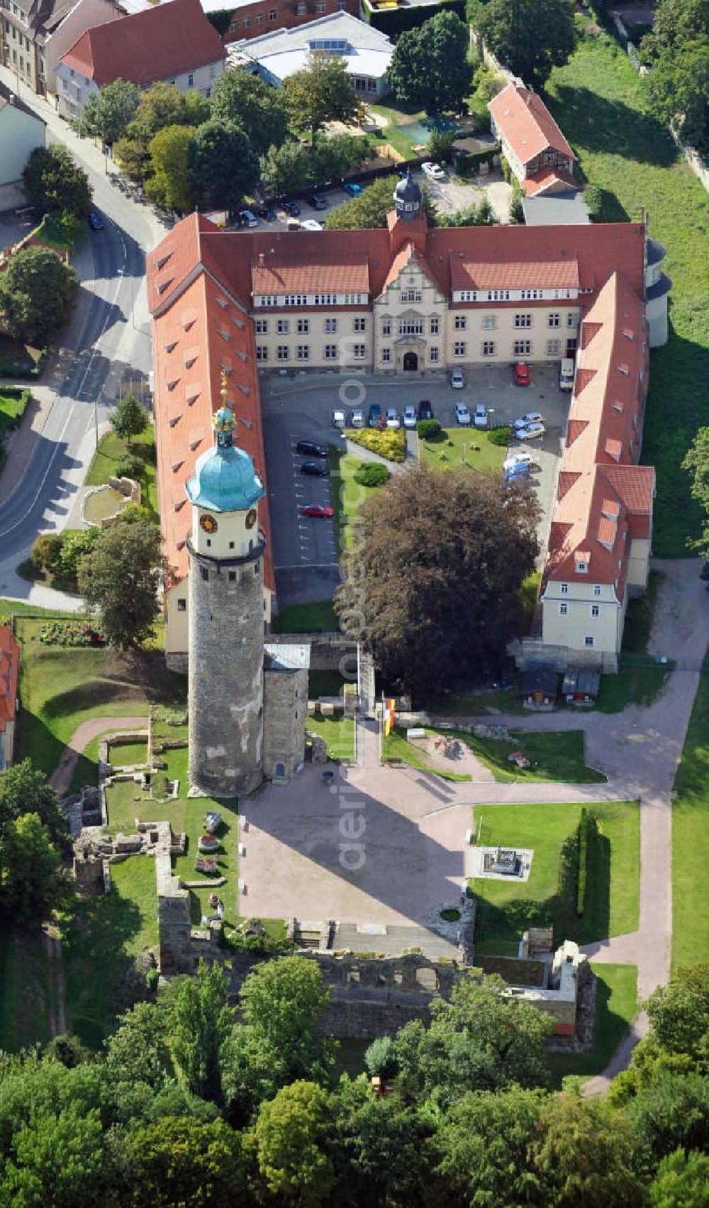 Arnstadt from the bird's eye view: Areal um das Schloss Neideck und Landratsamt Ilm-Kreis am nord-östlichen Altstadtrand der Kreisstadt Arnstadt südlich von Erfurt, Thüringen. Bis auf den Schlossturm ist das ehemalige Wasserschloss im Stil der Renaissance nur noch als Ruine erhalten. Der 65 Meter hohe Turm mit kupferbeschlagener Haube und Helm wurde 1998/99 restauriert und ist begehbar. In den letzten Jahren konnte auch die Sicherung und Erhaltung der Neideckruine fortgesetzt werden. Area around castle Schloß Neideck in front of administrative district office at northeastern old city of county town Arnstadt in south of Erfurt, Thuringia. Apart from the tower, the former water castle in Renaissance style is only remained as a ruin. Accessible 65 metres high tower with copper-bottomed cap and spire was restored in 1998/99. Through the last years preservation of ruinous castle was continued.