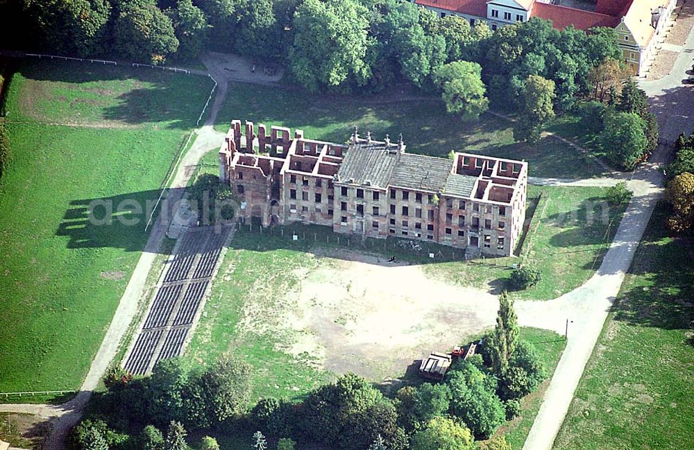 Aerial photograph Zerbst / Sachsen-Anhalt - Schloßruine Zerbst Förderverein Schloss Zerbst e.V. Markt 6 D-39261 Zerbst / Anhalt Telefon: 03923 787657 (Wolfgang Gerber) oder 0179 7282023 (mobil) E-Mail: info@schloss-zerbst-ev.de