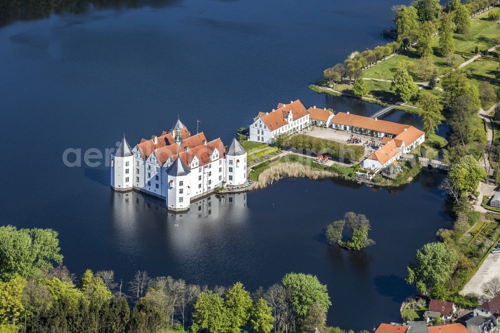 Aerial photograph Glücksburg - Castle lake with moated castle castle Luck castle in the district field Ulstrup in luck castle in the federal state Schleswig-Holstein