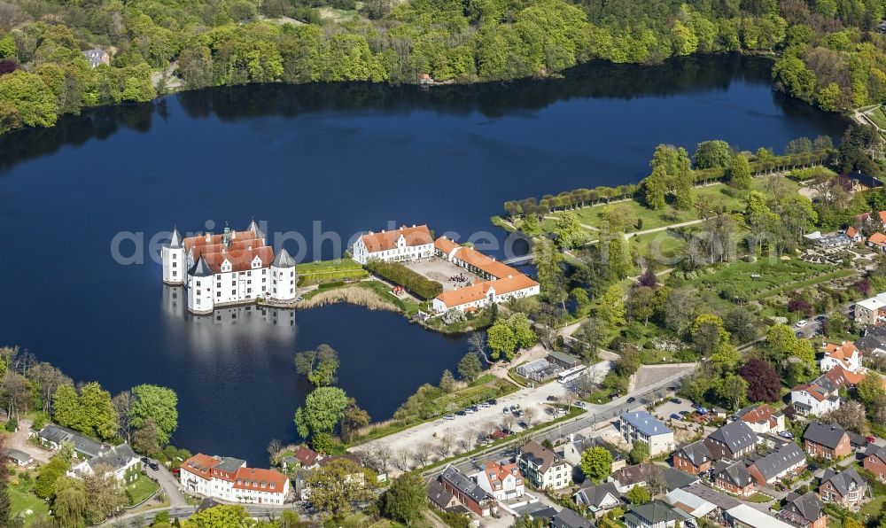 Glücksburg from the bird's eye view: Castle lake with moated castle castle Luck castle in the district field Ulstrup in luck castle in the federal state Schleswig-Holstein