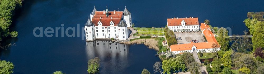 Aerial photograph Glücksburg - Castle lake with moated castle castle Luck castle in the district field Ulstrup in luck castle in the federal state Schleswig-Holstein