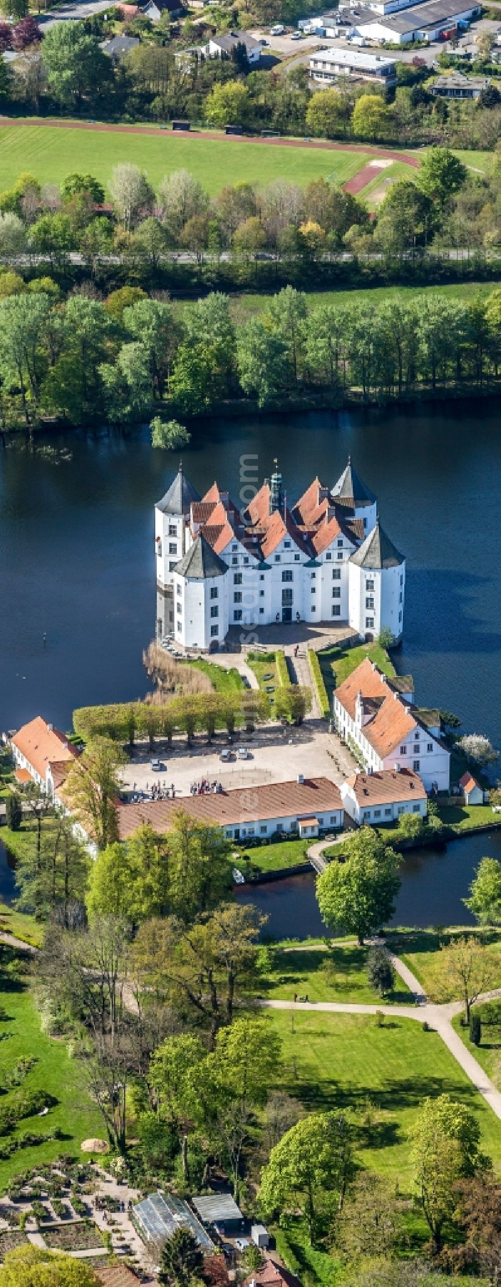 Glücksburg from the bird's eye view: Castle lake with moated castle castle Luck castle in the district field Ulstrup in luck castle in the federal state Schleswig-Holstein