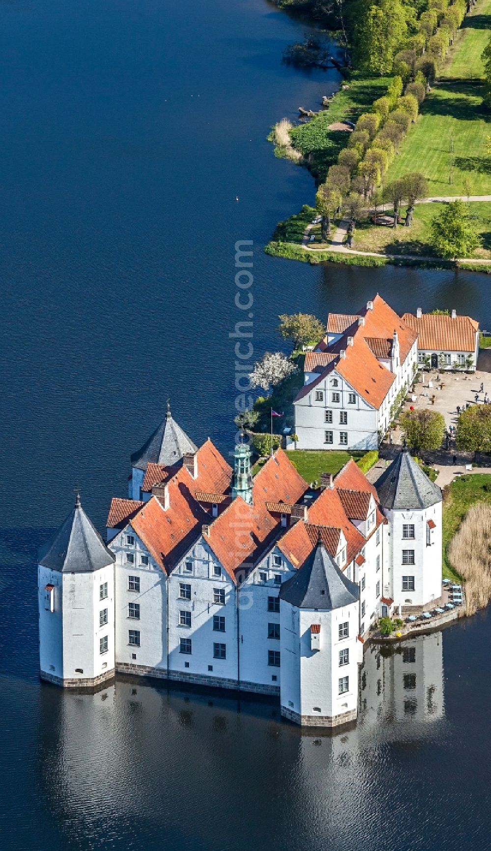 Aerial photograph Glücksburg - Castle lake with moated castle castle Luck castle in the district field Ulstrup in luck castle in the federal state Schleswig-Holstein