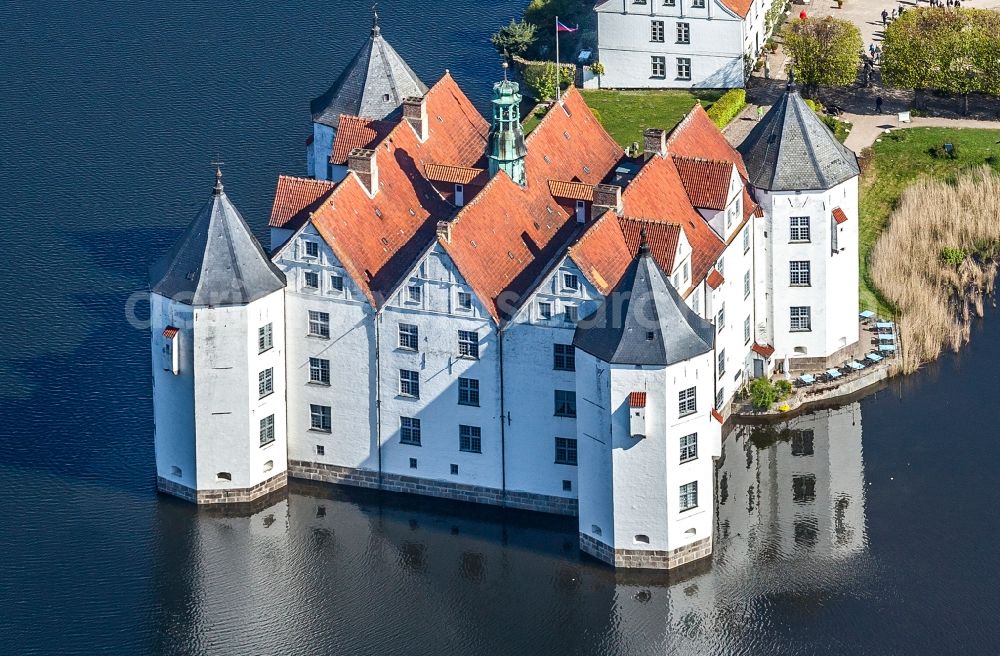 Glücksburg from the bird's eye view: Castle lake with moated castle castle Luck castle in the district field Ulstrup in luck castle in the federal state Schleswig-Holstein