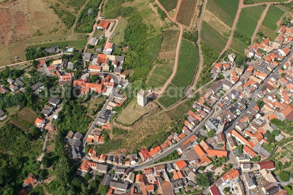 Nierstein from the bird's eye view: Cityscape with a direct views of the Schlossturm Schwabsburg in Nierstein in Rhineland-Palatine