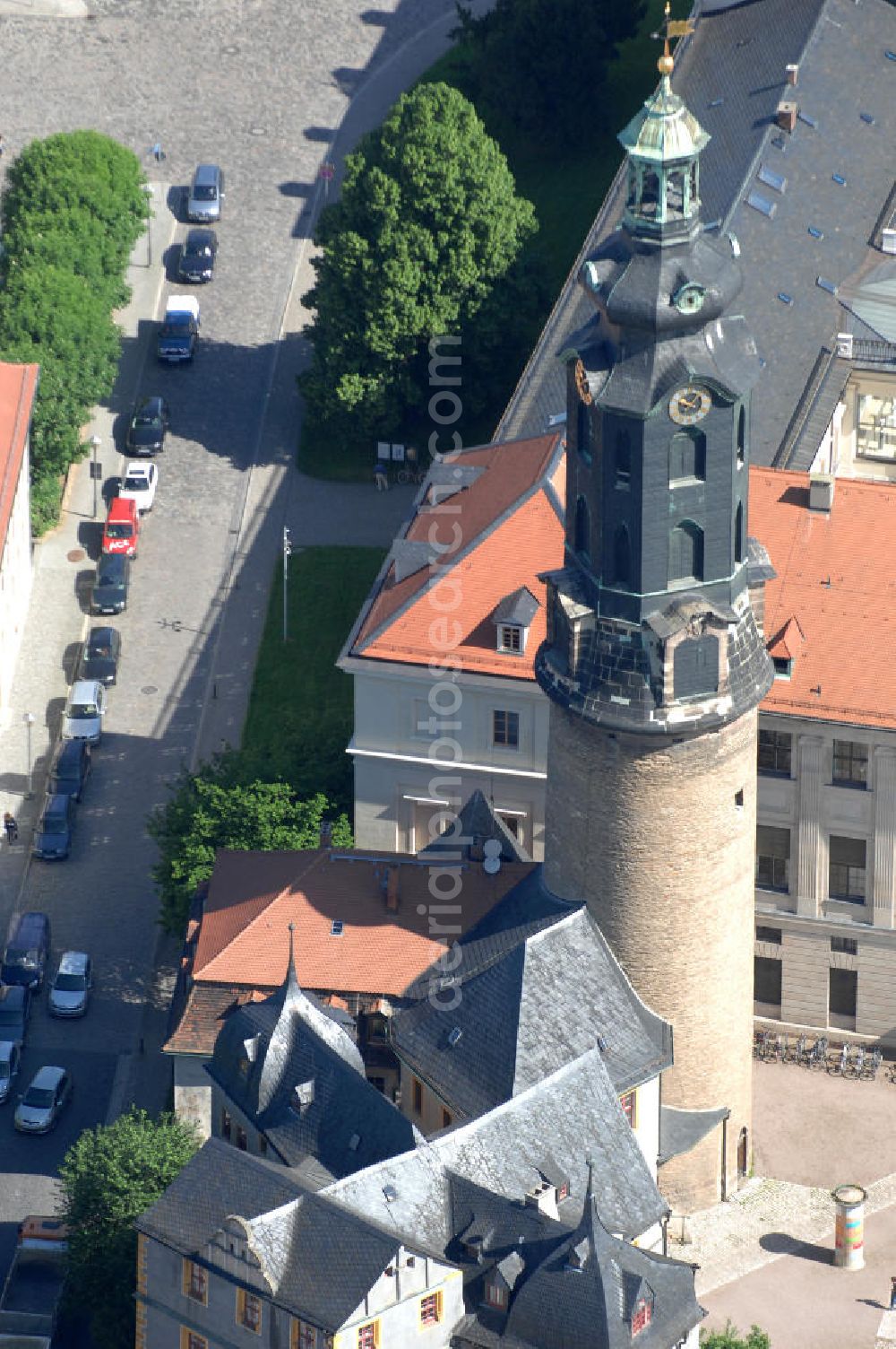 Weimar from the bird's eye view: Blick auf den Schlossturm des Weimarer Stadtschlosses (auch Residenzschloss genannt). Das Schloss ist Teil des UNESCO-Weltkulturerbes „ Klassisches Weimar “ und seit Ende 2008 im Eigentum der Klassik Stiftung Weimar, mit Ausnahme des Gebäudeensembles der Bastille, das der Stiftung Thüringer Schlösser und Gärten gehört. View of the Tower of Weimar City Palace . The castle is a UNESCO World Heritage Site Classical Weimar since the end of 2008 and the property of the Weimar Classics Foundation.