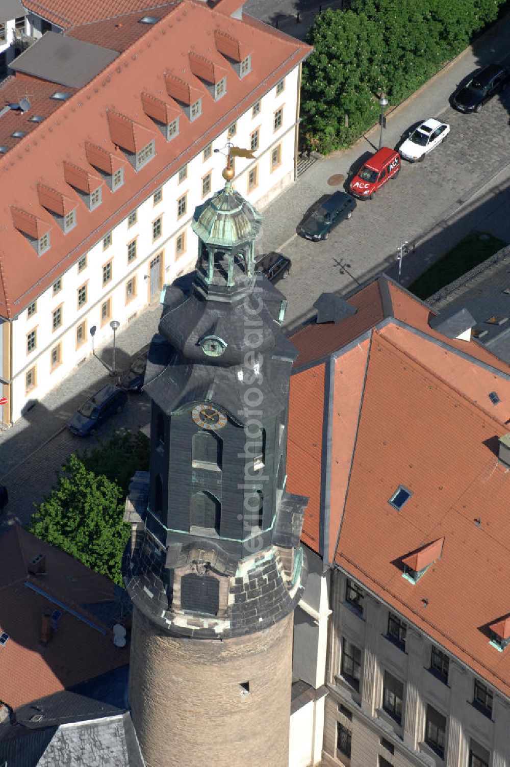 Weimar from above - Blick auf den Schlossturm des Weimarer Stadtschlosses (auch Residenzschloss genannt). Das Schloss ist Teil des UNESCO-Weltkulturerbes „ Klassisches Weimar “ und seit Ende 2008 im Eigentum der Klassik Stiftung Weimar, mit Ausnahme des Gebäudeensembles der Bastille, das der Stiftung Thüringer Schlösser und Gärten gehört. View of the Tower of Weimar City Palace . The castle is a UNESCO World Heritage Site Classical Weimar since the end of 2008 and the property of the Weimar Classics Foundation.