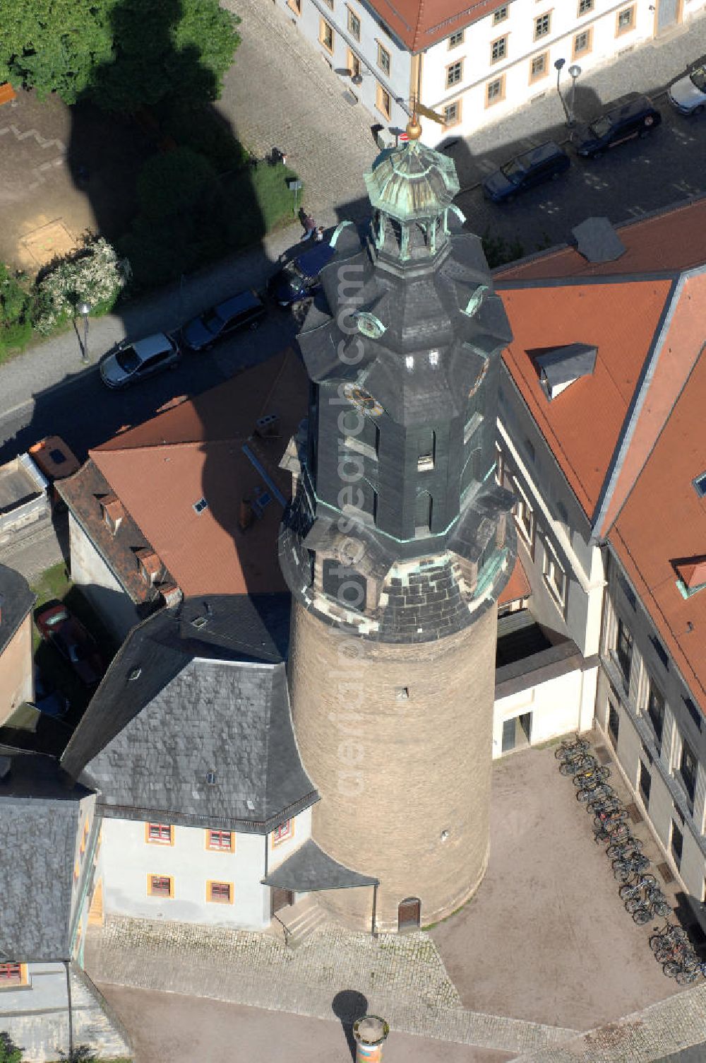 Weimar from above - Blick auf den Schlossturm des Weimarer Stadtschlosses (auch Residenzschloss genannt). Das Schloss ist Teil des UNESCO-Weltkulturerbes „ Klassisches Weimar “ und seit Ende 2008 im Eigentum der Klassik Stiftung Weimar, mit Ausnahme des Gebäudeensembles der Bastille, das der Stiftung Thüringer Schlösser und Gärten gehört. View of the Tower of Weimar City Palace . The castle is a UNESCO World Heritage Site Classical Weimar since the end of 2008 and the property of the Weimar Classics Foundation.