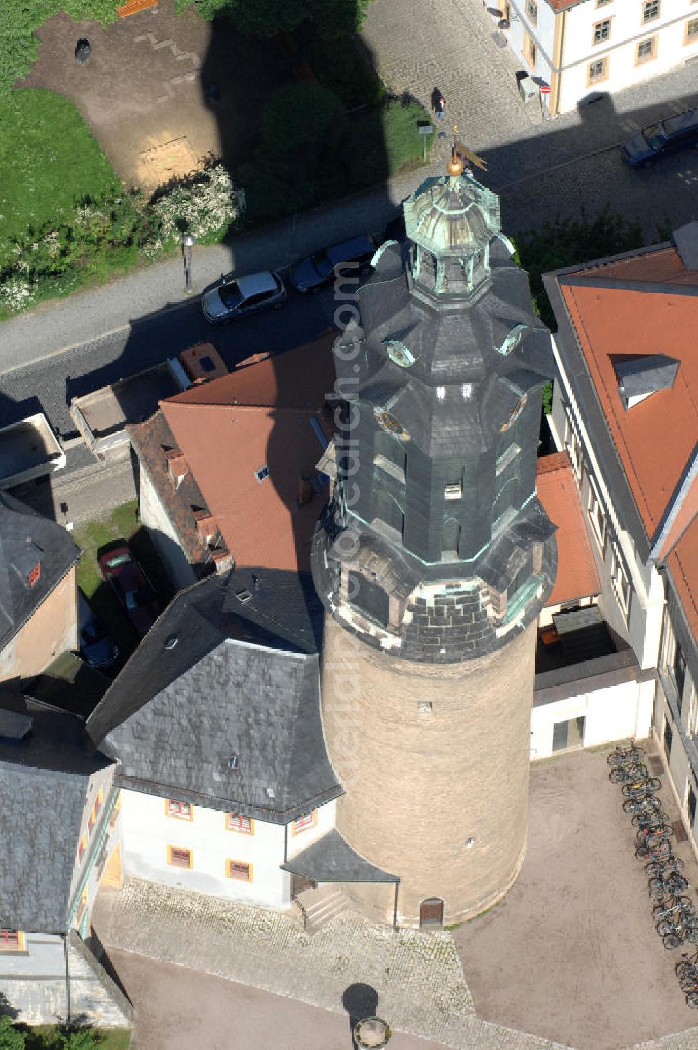 Weimar from the bird's eye view: Blick auf den Schlossturm des Weimarer Stadtschlosses (auch Residenzschloss genannt). Das Schloss ist Teil des UNESCO-Weltkulturerbes „ Klassisches Weimar “ und seit Ende 2008 im Eigentum der Klassik Stiftung Weimar, mit Ausnahme des Gebäudeensembles der Bastille, das der Stiftung Thüringer Schlösser und Gärten gehört. View of the Tower of Weimar City Palace . The castle is a UNESCO World Heritage Site Classical Weimar since the end of 2008 and the property of the Weimar Classics Foundation.