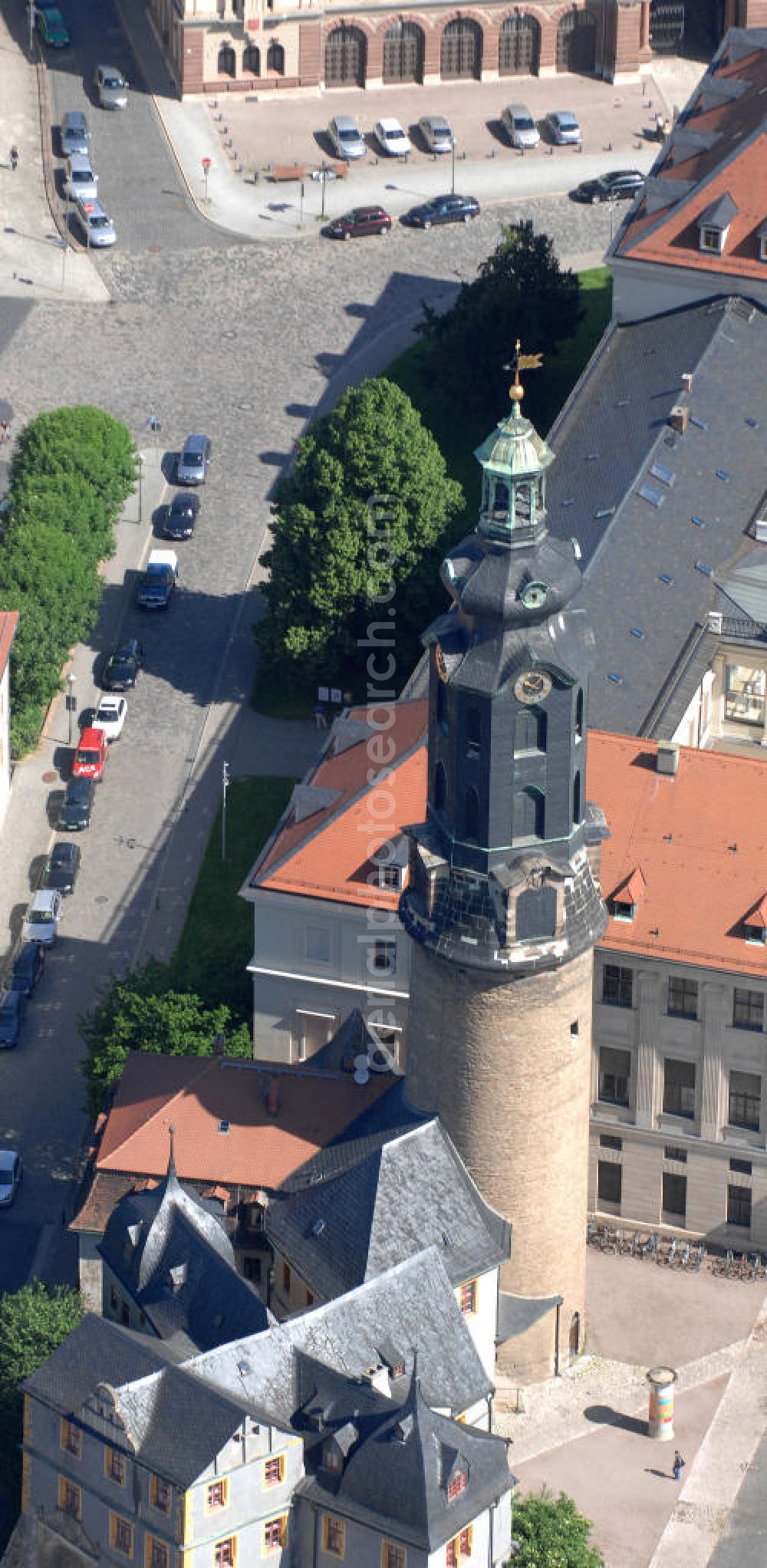 Weimar from above - Blick auf den Schlossturm des Weimarer Stadtschlosses (auch Residenzschloss genannt). Das Schloss ist Teil des UNESCO-Weltkulturerbes „ Klassisches Weimar “ und seit Ende 2008 im Eigentum der Klassik Stiftung Weimar, mit Ausnahme des Gebäudeensembles der Bastille, das der Stiftung Thüringer Schlösser und Gärten gehört. View of the Tower of Weimar City Palace . The castle is a UNESCO World Heritage Site Classical Weimar since the end of 2008 and the property of the Weimar Classics Foundation.