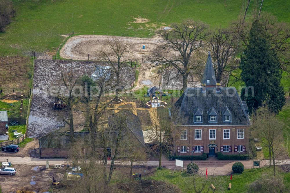 Borghees from the bird's eye view: Schloesschen Borghees on street Huethumer Strasse in Borghees in the state North Rhine-Westphalia, Germany
