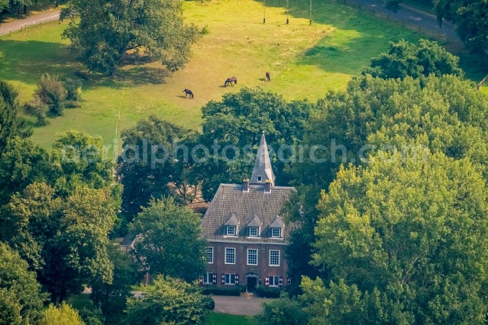 Emmerich am Rhein from the bird's eye view: Palace Schloesschen Borghess on Huethumer Strasse in Emmerich am Rhein in the state North Rhine-Westphalia, Germany