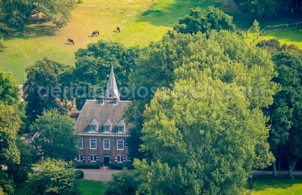 Aerial image Emmerich am Rhein - Palace Schloesschen Borghess on Huethumer Strasse in Emmerich am Rhein in the state North Rhine-Westphalia, Germany