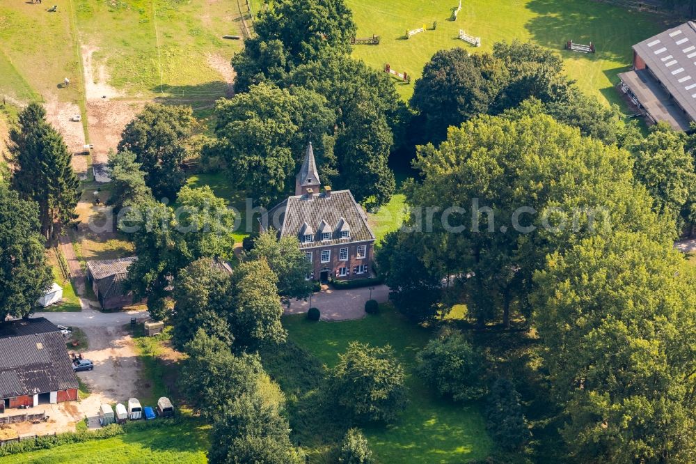 Aerial photograph Emmerich am Rhein - Palace Schloesschen Borghess on Huethumer Strasse in Emmerich am Rhein in the state North Rhine-Westphalia, Germany